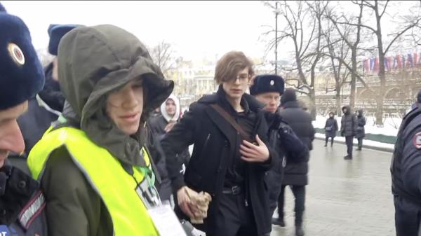 乌克兰战争士兵的妻子在莫斯科抗议中被捕