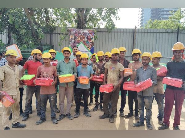 M3M基金会通过向德里NCR的移民工人提供20,000件t恤和20,000双鞋来庆祝Savan
